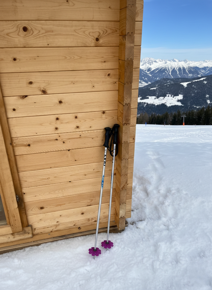 Lila Skimoji Blüten-Teller montiert am Skistock