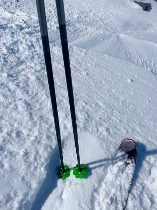 Grüner Kleeblatt-Skistockteller Skimojis „Lucky Day“ im Schnee